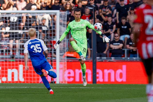 2026-08-02 PSV v AZ Alkmaar - Dutch Eredivisie Johan Cruijff Schaal EINDHOVEN, NETHERLANDS - AUGUST 2: Mexx Meerdink of AZ Alkmaar, goalkeeper Matej Kovar of PSV during the Dutch Eredivisie Johan Cruijff Schaal match between PSV and AZ Alkmaar at Philips Stadion on August 2, 2026 in Eindhoven, Netherlands. Eindhoven Philips Stadion Netherlands Content not available for redistribution in The Netherlands directly or indirectly through any third parties. Copyright: xBenxGalx