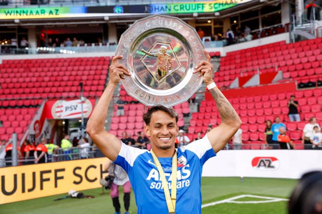 2026-08-02 PSV v AZ Alkmaar - Dutch Eredivisie Johan Cruijff Schaal EINDHOVEN, NETHERLANDS - AUGUST 2: Weslley Patati of AZ Alkmaar with the Johan Cruijffcup during the Dutch Eredivisie Johan Cruijff Schaal match between PSV and AZ Alkmaar at Philips Stadion on August 2, 2026 in Eindhoven, Netherlands. Eindhoven Philips Stadion Netherlands Content not available for redistribution in The Netherlands directly or indirectly through any third parties. Copyright: xBenxGalx