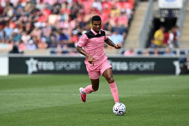 HARRISON, NJ - AUGUST 02: Sunderland defender Reinildo Mandava 17 dribbles the ball during the friendly match between Wrexham AFC and Sunderland AFC on August 2nd, 2026 at Subaru Park in Chester, PA. (Photo by Terence Lewis Icon Sportswire) SOCCER: AUG 02 Wrexham AFC v Sunderland AFC EDITORIAL USE ONLY Icon260802023