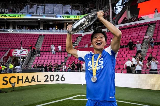 EINDHOVEN - Rion Ichihara of AZ with the Johan Cruyff Shield after a 0-4 victory during the 30th edition of the Johan Cruyff Shield between PSV Eindhoven and AZ Alkmaar at the Phillips Stadium on August 2, 2026 in Eindhoven, the Netherlands. TOBIAS KLEUVER ANP Johan Cruijff Shield 2026 27 xVIxANPxSportx xxANPxIVx 564772052 originalFilename: 564772052.jpg
