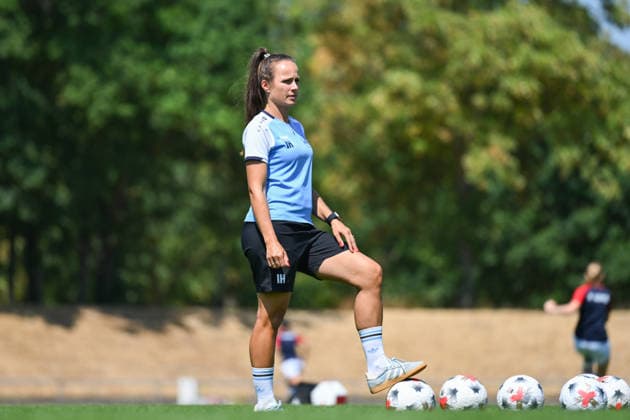 02.08.2026, Fußball, 2. Frauen-Bundesliga, 2026 2027, 1. Spieltag, SG 99 Andernach - SV Meppen Cheftrainerin Isabelle Hawel schaut sich das Aufwärmen genau an. *** August 2, 2026, Soccer, Women s Bundesliga 2, 2026–2027, Matchday 1, SG 99 Andernach vs. SV Meppen: Head Coach Isabelle Hawel watches the warm-up closely