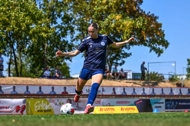 02.08.2026, Fußball, 2. Frauen-Bundesliga, 2026 2027, 1. Spieltag, SG 99 Andernach - SV Meppen Emelie Hesselbach (8 Andernach) bringt den Ball in den Strafraum. *** August 2, 2026, Soccer, Women s Bundesliga 2, 2026–2027, Matchday 1, SG 99 Andernach vs. SV Meppen, Emelie Hesselbach 8, Andernach drives the ball into the penalty area