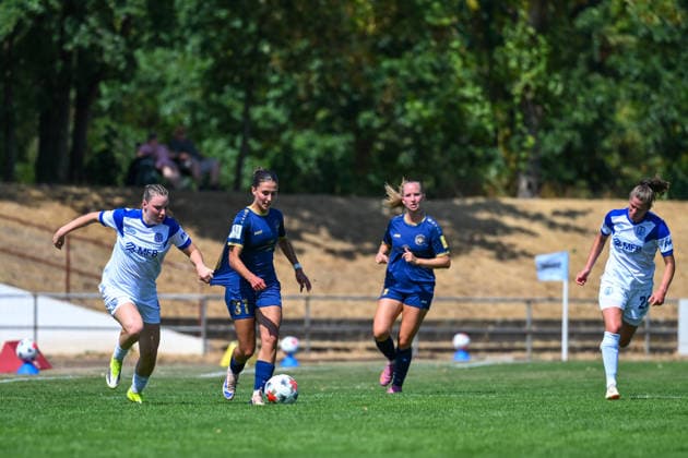 02.08.2026, Fußball, 2. Frauen-Bundesliga, 2026 2027, 1. Spieltag, SG 99 Andernach - SV Meppen Muriel Bey (31) wird von Marleen Kropp (9 Meppen) festgehalten. *** August 2, 2026, Soccer, Women s Bundesliga 2, 2026–2027, Matchday 1, SG 99 Andernach vs. SV Meppen: Muriel Bey (31) is marked by Marleen Kropp (9) of Meppen