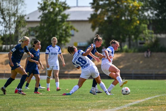 02.08.2026, Fußball, 2. Frauen-Bundesliga, 2026 2027, 1. Spieltag, SG 99 Andernach - SV Meppen Carolin Schraa (7 Andernach) nimmt es direkt mit zwei Emsländerinnen auf: Lana Hubbeling (18) und Lilly Bartke. *** August 2, 2026, Soccer, Women s Bundesliga 2, 2026–2027, Matchday 1, SG 99 Andernach vs. SV Meppen Carolin Schraa 7 Andernach takes on two players from the Emsland region right off the bat: Lana Hubbeling 18 and Lilly Bartke