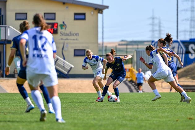 02.08.2026, Fußball, 2. Frauen-Bundesliga, 2026 2027, 1. Spieltag, SG 99 Andernach - SV Meppen Vanessa Zilligen (15 Andernach) sichert sich erneut den Ball und unterbindet den Angriff der Meppenerinnen. *** August 2, 2026, Soccer, Women s Bundesliga 2, 2026–2027, Matchday 1, SG 99 Andernach vs. SV Meppen Vanessa Zilligen 15 Andernach regains possession and stops Meppen s attack