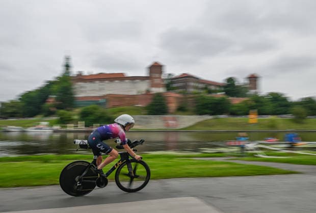 TRIATHLON: Stepniak And Bartlett Secure Elite Victories At IRONMAN 70.3 Krakow KRAKOW, POLAND - AUGUST 02: A female triathlete speeds along the Vistula River boulevard on her time-trial bicycle with the historic Wawel Royal Castle blurred in the background during the 90-kilometer cycling segment of the Enea IRONMAN 70.3 Krakow triathlon in Krakow, Lesser Poland Voivodeship, Poland, on August 02, 2026. A mass participation field of over 2,100 registered competitors completed the high-speed route flanking the city s waterfront before heading to the final running loops. Krakow Poland  Copyright: xArturxWidakx originalFilename:widak-triathlo260802_np2GE.jpg