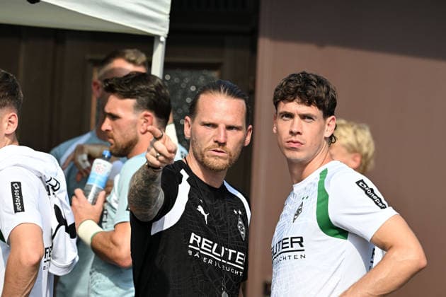 02.08.2026; Rottach-Egern; Fussball, Herren, Saison 2026 2027, Trainingslager Borussia Moenchengladbach Im Gespraech v. li. Eugen Polanski (Trainer Gladbach), Philipp Sander (Gladbach) DFL regulations prohibit any use of photographs as image sequences and or quasi-video. Stadion Am Birkenmoos Bayern Deutschland *** August 2, 2026 Rottach Egern Soccer, Men s, 2026–2027 season, Borussia Mönchengladbach training camp. In conversation (from left): Eugen Polanski, Gladbach coach, and Philipp Sander, Gladbach. DFL regulations prohibit any use of photographs as image sequences and or quasi-video. Am Birkenmoos Stadium, Bavaria, Germany