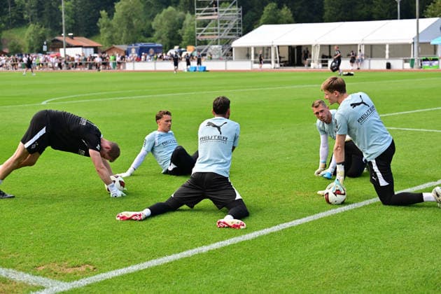 02.08.2026; Rottach-Egern; Fussball, Herren, Saison 2026 2027, Trainingslager Borussia Moenchengladbach Das Torwartteam v. li. Andre Wachter (Torwarttrainer Gladbach), Torwart Jan Olschowsky (Gladbach), Torwart Tobias Sippel (Gladbach), Torwart Daniel Batz (Gladbach), Torwart Moritz Nicolas (Gladbach) DFL regulations prohibit any use of photographs as image sequences and or quasi-video. Stadion Am Birkenmoos Bayern Deutschland *** August 2, 2026 Rottach Egern Soccer, Men s, 2026–2027 Season, Borussia Mönchengladbach Training Camp The goalkeeper team (from left): Andre Wachter, goalkeeper coach for Gladbach; Jan Olschowsky, goalkeeper for Gladbach; Goalkeeper Tobias Sippel (Gladbach), Goalkeeper Daniel Batz (Gladbach), Goalkeeper Moritz Nicolas (Gladbach). DFL regulations prohibit any use of photographs as image sequences and or quasi-video. Am Birkenmoos Stadium, Bavaria, Germany