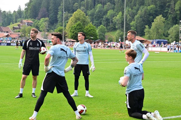 02.08.2026; Rottach-Egern; Fussball, Herren, Saison 2026 2027, Trainingslager Borussia Moenchengladbach Das Torwartteam v. li. Andre Wachter (Torwarttrainer Gladbach), Torwart Tobias Sippel (Gladbach), Torwart Jan Olschowsky (Gladbach), Torwart Moritz Nicolas (Gladbach), Torwart Daniel Batz (Gladbach) DFL regulations prohibit any use of photographs as image sequences and or quasi-video. Stadion Am Birkenmoos Bayern Deutschland *** August 2, 2026 Rottach Egern Soccer, Men s, 2026–2027 Season, Borussia Mönchengladbach Training Camp The goalkeeper team (from left): Andre Wachter, goalkeeper coach for Gladbach; Tobias Sippel, goalkeeper for Gladbach; Goalkeeper Jan Olschowsky (Gladbach), Goalkeeper Moritz Nicolas (Gladbach), Goalkeeper Daniel Batz (Gladbach). DFL regulations prohibit any use of photographs as image sequences and or quasi-video. Am Birkenmoos Stadium, Bavaria, Germany