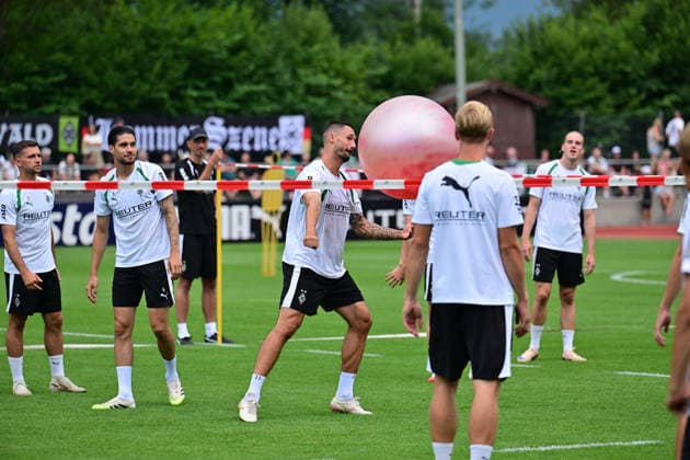 02.08.2026; Rottach-Egern; Fussball, Herren, Saison 2026 2027, Trainingslager Borussia Moenchengladbach Spasseinheit mit dem Pilatesball; hier mit Tim Kleindienst (Gladbach) DFL regulations prohibit any use of photographs as image sequences and or quasi-video. Stadion Am Birkenmoos Bayern Deutschland *** August 2, 2026 Rottach Egern Soccer, Men s, 2026–2027 season, Borussia Mönchengladbach training camp—fun session with the Pilates ball, here with Tim Kleindienst. Gladbach. DFL regulations prohibit any use of photographs as image sequences and or quasi-video. Am Birkenmoos Stadium, Bavaria, Germany