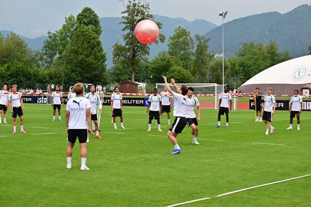 02.08.2026; Rottach-Egern; Fussball, Herren, Saison 2026 2027, Trainingslager Borussia Moenchengladbach Spasseinheit mit dem Pilatesball DFL regulations prohibit any use of photographs as image sequences and or quasi-video. Stadion Am Birkenmoos Bayern Deutschland *** August 2, 2026 Rottach Egern Soccer, Men s, 2026–2027 Season, Training Camp with Borussia Mönchengladbach: Fun Session with a Pilates Ball. DFL regulations prohibit any use of photographs as image sequences and or quasi-video. Am Birkenmoos Stadium, Bavaria, Germany