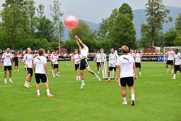 Sport Bilder des Tages 02.08.2026; Rottach-Egern; Fussball, Herren, Saison 2026 2027, Trainingslager Borussia Moenchengladbach Spasseinheit mit dem Pilatesball DFL regulations prohibit any use of photographs as image sequences and or quasi-video. Stadion Am Birkenmoos Bayern Deutschland *** August 2, 2026 Rottach Egern Soccer, Men s, 2026–2027 Season, Training Camp with Borussia Mönchengladbach: Fun Session with a Pilates Ball. DFL regulations prohibit any use of photographs as image sequences and or quasi-video. Am Birkenmoos Stadium, Bavaria, Germany