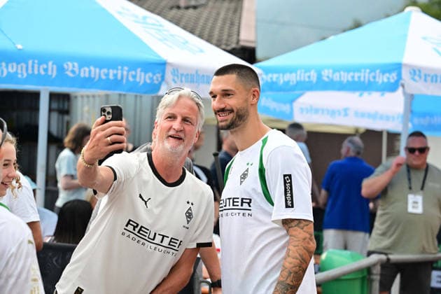 02.08.2026; Rottach-Egern; Fussball, Herren, Saison 2026 2027, Trainingslager Borussia Moenchengladbach Auf ein Selfie mit Tim Kleindienst (Gladbach, re.) DFL regulations prohibit any use of photographs as image sequences and or quasi-video. Stadion Am Birkenmoos Bayern Deutschland *** August 2, 2026 Rottach Egern Soccer, Men s, 2026–2027 season, Borussia Mönchengladbach training camp: A selfie with Tim Kleindienst (Gladbach, right). DFL regulations prohibit any use of photographs as image sequences and or quasi-video. Am Birkenmoos Stadium, Bavaria, Germany