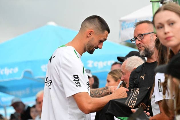02.08.2026; Rottach-Egern; Fussball, Herren, Saison 2026 2027, Trainingslager Borussia Moenchengladbach Tim Kleindienst (Gladbach) schreibt Autogramme DFL regulations prohibit any use of photographs as image sequences and or quasi-video. Stadion Am Birkenmoos Bayern Deutschland *** August 2, 2026 Rottach Egern Soccer, Men s, 2026–2027 Season, Borussia Mönchengladbach Training Camp Tim Kleindienst Gladbach signs autographs DFL regulations prohibit any use of photographs as image sequences and or quasi-video Am Birkenmoos Stadium Bavaria, Germany