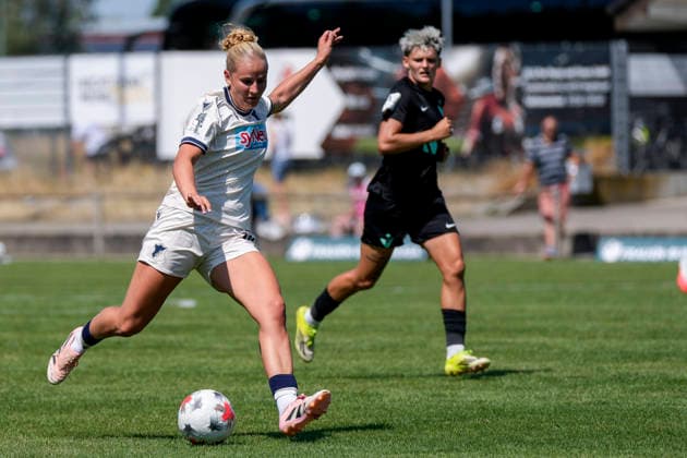 Jule Krips (TSG II, 10), am Ball, Aktion, Action, Spielszene, 02.08.2026, St. Leon-Rot (Deutschland), Fussball, 2. Frauen-Bundesliga, TSG 1899 Hoffenheim U20 - FC Viktoria Berlin, DFB DFL REGULATIONS PROHIBIT ANY USE OF PHOTOGRAPHS AS IMAGE SEQUENCES AND OR QUASI-VIDEO. *** Jule Krips TSG II, 10, on the ball, action, game scene, August 2, 2026, St. Leon-Rot, Germany, soccer, Women’s Bundesliga 2, TSG 1899 Hoffenheim U20 vs. FC Viktoria Berlin, DFB and DFL regulations prohibit any use of photographs as image sequences and or quasi-video xozx
