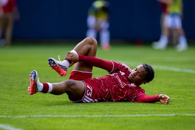 Football - Pre-Season - Liverpool FC v Leeds United FC CHICAGO, USA - Sunday, August 2, 2026: Liverpool s Rio Ngumoha holds his ankle during a pre-season friendly match between Liverpool FC and Leeds United at Soldier Field. (Photo by David Rawcliffe Propaganda) CHICAGO Endeavor Health Performance Cent ILLINOIS UNITED STATES OF AMERICA  Copyright: xDavidxRawcliffex P2026-08-02-Liverpool_Leeds-50