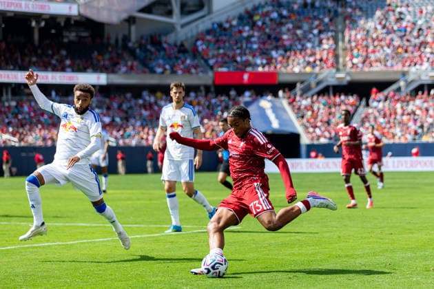 Football - Pre-Season - Liverpool FC v Leeds United FC CHICAGO, USA - Sunday, August 2, 2026: Liverpool s Rio Ngumoha with a cross during a pre-season friendly match between Liverpool FC and Leeds United at Soldier Field. (Photo by David Rawcliffe Propaganda) CHICAGO Endeavor Health Performance Cent ILLINOIS UNITED STATES OF AMERICA  Copyright: xDavidxRawcliffex P2026-08-02-Liverpool_Leeds-54