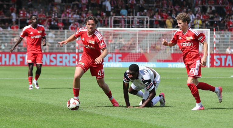 Osaro Ogbemudia, Duje Sliskovic am Ball, Yael Trepy, Linus Güther Zweikampf Spielszene Aktion Fußball Fussball Bundesliga Herren DFL Testspiel Saison 2026 2027 02.08.2026 1.FC Union Berlin FCU vs. Cagliari Calcio DFL regulations prohibit any use of photographs as image sequences and or quasi-video. *** Osaro Ogbemudia, Duje Sliskovic with the ball, Yael Trepy, Linus Güther, tackle, game scene, action, sports, soccer, Bundesliga, men s, DFL, friendly match, 2026–2027 season, February 8, 2026, 1. FC Union Berlin (FCU) vs. Cagliari Calcio. DFL regulations prohibit any use of photographs as image sequences and or quasi-video.
