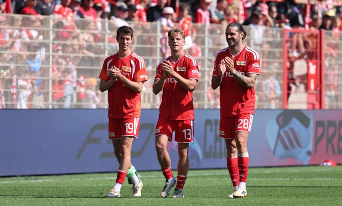 Janik Haberer, Andras Schäfer, Christopher Trimmel bei der Ehrenrunde nach Spielende Fußball Fussball Bundesliga Herren DFL Testspiel Saison 2026 2027 02.08.2026 1.FC Union Berlin FCU vs. Cagliari Calcio DFL regulations prohibit any use of photographs as image sequences and or quasi-video. *** Janik Haberer, Andras Schäfer, Christopher Trimmel during the victory lap after the final whistle Sports Soccer Bundesliga Men s DFL Friendly Match 2026–2027 Season February 8, 2026 1. FC Union Berlin (FCU) vs. Cagliari Calcio DFL regulations prohibit any use of photographs as image sequences and or quasi-video