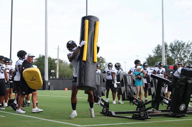 JACKSONVILLE, FL - AUGUST 02: Jacksonville Jaguars defensive end Josh Hines-Allen (41) works on a drill during training camp on August 2, 2026 at the Miller Electric Center in Jacksonville, Fl. (Photo by David Rosenblum Icon Sportswire) NFL, American Football Herren, USA AUG 02 Jaguars Training Camp EDITORIAL USE ONLY Icon260802228882