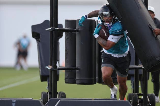 JACKSONVILLE, FL - AUGUST 02: Jacksonville Jaguars running back Chris Rodriguez Jr. (24) works on a drill during training camp on August 2, 2026 at the Miller Electric Center in Jacksonville, Fl. (Photo by David Rosenblum Icon Sportswire) NFL, American Football Herren, USA AUG 02 Jaguars Training Camp EDITORIAL USE ONLY Icon260802228933