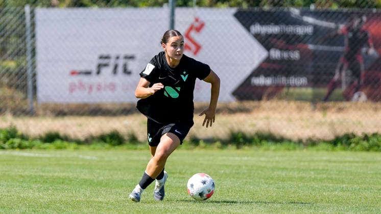 Leyila Aydin (Viktoria, 47), am Ball, Freisteller, Ganzkörper, Einzelbild, Einzelfoto, Aktion, Action, 02.08.2026, St. Leon-Rot (Deutschland), Fussball, 2. Frauen-Bundesliga, TSG 1899 Hoffenheim U20 - FC Viktoria Berlin, DFB DFL REGULATIONS PROHIBIT ANY USE OF PHOTOGRAPHS AS IMAGE SEQUENCES AND OR QUASI-VIDEO. *** Leyila Aydin Viktoria, 47, with the ball, cutout, full body, single image, single photo, action, 02 08 2026, St. Leon-Rot, Germany, soccer, Women’s Bundesliga 2, TSG 1899 Hoffenheim U20 vs. FC Viktoria Berlin, DFB and DFL regulations prohibit any use of photographs as image sequences and or quasi-video xozx