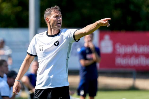 Miren Catovic (Cheftrainer, Trainer, Viktoria Berlin), gibt Anweisungen, gestikuliert, mit den Armen gestikulieren, Einzelbild, Einzelfoto, Aktion, Action, 02.08.2026, St. Leon-Rot (Deutschland), Fussball, 2. Frauen-Bundesliga, TSG 1899 Hoffenheim U20 - FC Viktoria Berlin, DFB DFL REGULATIONS PROHIBIT ANY USE OF PHOTOGRAPHS AS IMAGE SEQUENCES AND OR QUASI-VIDEO. *** Miren Catovic, head coach of Viktoria Berlin, gives instructions, gesturing with his arms; single frame, single photo, action, 02 08 2026, St. Leon-Rot, Germany, soccer, Women’s Bundesliga 2, TSG 1899 Hoffenheim U20 vs. FC Viktoria Berlin, DFB and DFL regulations prohibit any use of photographs as image sequences and or quasi-video xozx