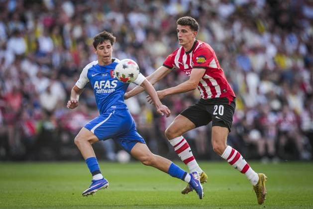 EINDHOVEN - (lr) Mateo Chavez of AZ Alkmaar, Guus Til of PSV Eindhoven during the 30th edition of the Johan Cruyff Shield between PSV Eindhoven and AZ Alkmaar at the Phillips Stadium on August 2, 2026 in Eindhoven, the Netherlands. TOBIAS KLEUVER ANP Johan Cruijff Shield 2026 27 xVIxANPxSportx xxANPxIVx 564778995 originalFilename: 564778995.jpg