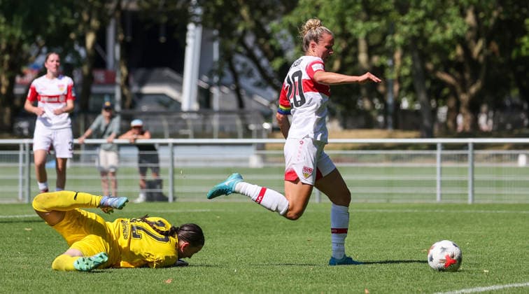 2026.08.02, Deutschland, Stuttgart, Fußball VfB Stuttgart Frauen vs. Spvgg Greuther Fürth, Torschützin Jana Beuschlein (VfB, rechts) auf dem Weg zum Tor zum 6:0, links Sabina Marjakaj (Fürth) *** August 2, 2026, Germany, Stuttgart, Soccer: VfB Stuttgart Women vs. Spvgg Greuther Fürth; goal scorer Jana Beuschlein (VfB), on the right, heading toward the goal for the 6-0 lead; on the left, Sabina Marjakaj (Fürth)