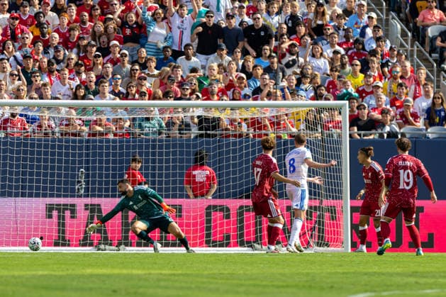 Football - Pre-Season - Liverpool FC v Leeds United FC CHICAGO, USA - Sunday, August 2, 2026: Liverpool s goalkeeper Giorgi Mamardashvili is unable to make the save as Leeds United s Sean Longstaff scores his side s third goal during a pre-season friendly match between Liverpool FC and Leeds United at Soldier Field. (Photo by David Rawcliffe Propaganda) CHICAGO Endeavor Health Performance Cent ILLINOIS UNITED STATES OF AMERICA  Copyright: xDavidxRawcliffex P2026-08-02-Liverpool_Leeds-128