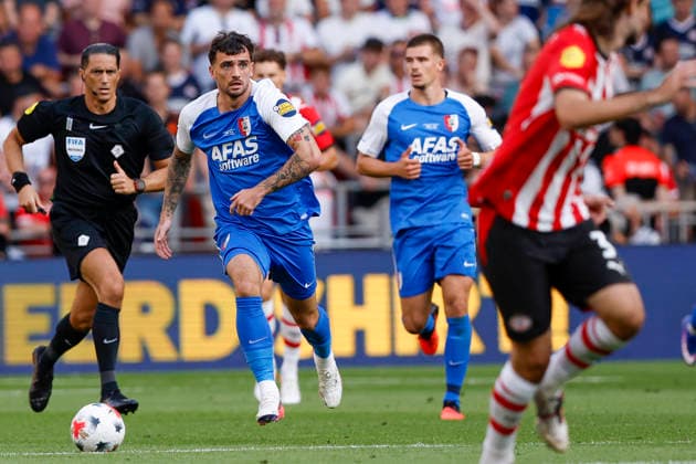 2026-08-02 PSV v AZ Alkmaar - Dutch Eredivisie Johan Cruijff Schaal EINDHOVEN, NETHERLANDS - AUGUST 2: Referee Serdar Gozubuyuk, Troy Parrott of AZ Alkmaar during the Dutch Eredivisie Johan Cruijff Schaal match between PSV and AZ Alkmaar at Philips Stadion on August 2, 2026 in Eindhoven, Netherlands. Eindhoven Philips Stadion Netherlands Content not available for redistribution in The Netherlands directly or indirectly through any third parties. Copyright: xBenxGalx