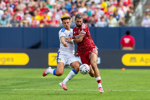 Football - Pre-Season - Liverpool FC v Leeds United FC CHICAGO, USA - Sunday, August 2, 2026: Liverpool s Dominik Szoboszlai (R) is challenged by Leeds United s captain Ethan Ampadu during a pre-season friendly match between Liverpool FC and Leeds United at Soldier Field. (Photo by David Rawcliffe Propaganda) CHICAGO Endeavor Health Performance Cent ILLINOIS UNITED STATES OF AMERICA  Copyright: xDavidxRawcliffex P2026-08-02-Liverpool_Leeds-132