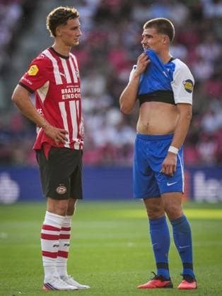 EINDHOVEN - (lr) Ruben van Bommel of PSV Eindhoven, Wouter Goes of AZ Alkmaar during the 30th edition of the Johan Cruyff Shield between PSV Eindhoven and AZ Alkmaar at the Phillips Stadium on August 2, 2026 in Eindhoven, the Netherlands. TOBIAS KLEUVER ANP Johan Cruijff Shield 2026 27 xVIxANPxSportx xxANPxIVx 564780336 originalFilename: 564780336.jpg