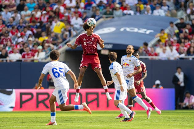 Football - Pre-Season - Liverpool FC v Leeds United FC CHICAGO, USA - Sunday, August 2, 2026: Liverpool s Ifeanyi Ndukwe challenges for a header during a pre-season friendly match between Liverpool FC and Leeds United at Soldier Field. (Photo by David Rawcliffe Propaganda) CHICAGO Endeavor Health Performance Cent ILLINOIS UNITED STATES OF AMERICA  Copyright: xDavidxRawcliffex P2026-08-02-Liverpool_Leeds-169