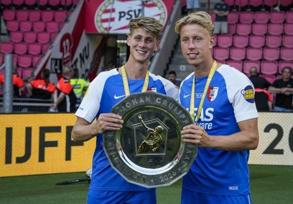 EINDHOVEN - (lr) Dave Kwakman of AZ, Billy van Duijl of AZ celebrate the victory after the 30th edition of the Johan Cruyff Shield between PSV Eindhoven and AZ Alkmaar at the Phillips Stadium on August 2, 2026 in Eindhoven, the Netherlands. TOBIAS KLEUVER ANP Johan Cruijff Shield 2026 27 xVIxANPxSportx xxANPxIVx 564781103 originalFilename: 564781103.jpg