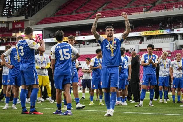 EINDHOVEN - Troy Parrott of AZ Alkmaar celebrates the victory after the 30th edition of the Johan Cruyff Shield between PSV Eindhoven and AZ Alkmaar at the Phillips Stadium on August 2, 2026, in Eindhoven, the Netherlands. TOBIAS KLEUVER ANP Johan Cruijff Shield 2026 27 xVIxANPxSportx xxANPxIVx 564781107 originalFilename: 564781107.jpg