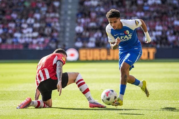 EINDHOVEN - (lr) Dennis Man of PSV Eindhoven, Ro-Zangelo Daal of AZ Alkmaar during the 30th edition of the Johan Cruyff Shield between PSV Eindhoven and AZ Alkmaar at the Phillips Stadium on August 2, 2026 in Eindhoven, the Netherlands. TOBIAS KLEUVER ANP Johan Cruijff Shield 2026 27 xVIxANPxSportx xxANPxIVx 564781465 originalFilename: 564781465.jpg