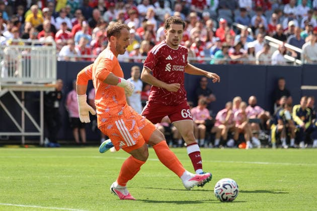 CHICAGO, USA - August 2: Kieran Morrison (68 Liverpool FC) pressures Alex Cairns (21 Leeds United) during the club friendly game between Liverpool F.C. and Leeds Unites F.C. at Soldier Field on Sunday, August 2 in Chicago, USA  Copyright: xShainaxBenhiyoun SPPx Sportspressphoto_SPR199750