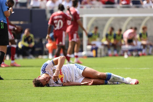 CHICAGO, USA - August 2: Ethan Ampadu (4 Leeds United) lays injured during the club friendly game between Liverpool F.C. and Leeds Unites F.C. at Soldier Field on Sunday, August 2 in Chicago, USA  Copyright: xShainaxBenhiyoun SPPx Sportspressphoto_SPR199781