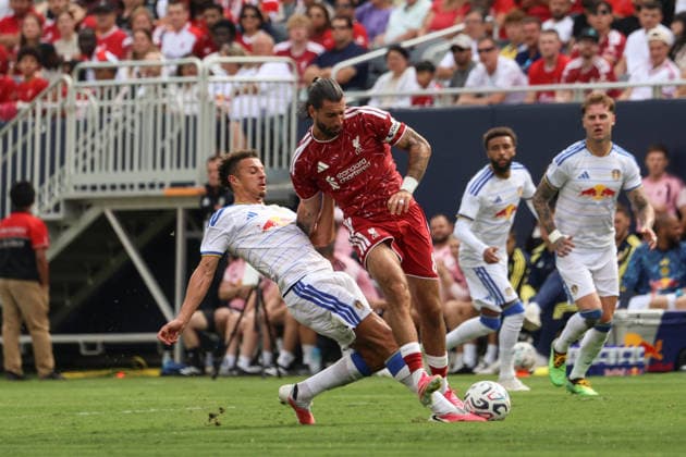 CHICAGO, USA - August 2: Ethan Ampadu (4 Leeds United) and Dominik Szoboszlai (8 Liverpool FC) battle for the ball during the club friendly game between Liverpool F.C. and Leeds Unites F.C. at Soldier Field on Sunday, August 2 in Chicago, USA  Copyright: xShainaxBenhiyoun SPPx Sportspressphoto_SPR199793