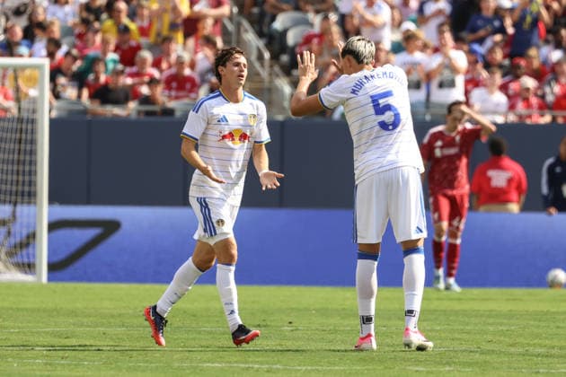 CHICAGO, USA - August 2: Brenden Aaronson (11 Leeds United) celebrates after scoring with teammates during the club friendly game between Liverpool F.C. and Leeds Unites F.C. at Soldier Field on Sunday, August 2 in Chicago, USA  Copyright: xShainaxBenhiyoun SPPx Sportspressphoto_SPR199797