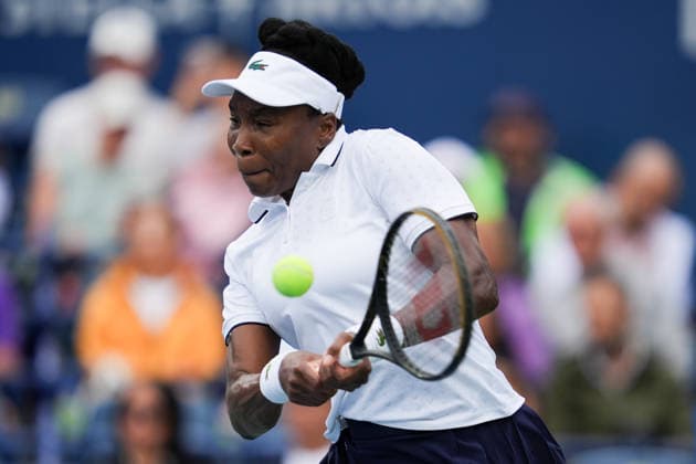 WTA, Tennis Damen Masters 1000 National Bank Open Toronto 2026 - Round of 128 - Day 1 Venus Williams of the United States of America hits a two-handed backhand a serve against Kamilla Rakhimova of Uzbekistan during the Women™s Singles round of 128 match on day 1 of the WTA Masters 1000 National Bank Open at Sobeys Stadium. on August 2, 2026 in Toronto, Canada. (Photo by Leonardo Ramirez Eyepix Group) Copyright: xLeonardoxRamirezx xEyepixxGroupx LR02082026-00579