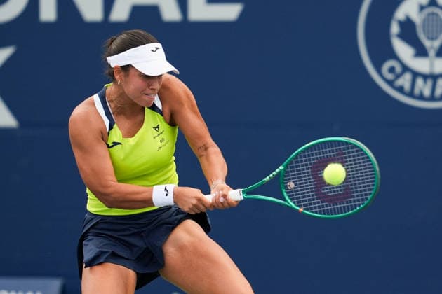 WTA, Tennis Damen Masters 1000 National Bank Open Toronto 2026 - Round of 128 - Day 1 Jessica Bouzas Maneiro of Spain plays a backhand against Ariana Arseneault of Canada during the Women™s Singles round of 128 match on day 1 of the WTA Masters 1000 National Bank Open at Sobeys Stadium. on August 2, 2026 in Toronto, Canada. (Photo by Leonardo Ramirez Eyepix Group) Copyright: xLeonardoxRamirezx xEyepixxGroupx LR02082026-03159