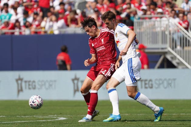 Luke Chambers (L) of Liverpool vies for the ball Joe Gelhardt of Leeds during a friendly match between Liverpool and Leeds at Soldier Field in Chicago, USA, 02 August 2026. Friendly: Liverpool - Leeds !ACHTUNG: NUR REDAKTIONELLE NUTZUNG!  Copyright: xKennethxFernándezx AME5468 20260803-55021059740_1