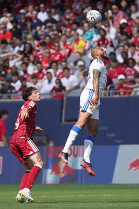 Luke Chambers (L) of Liverpool vies for the ball Lukas Nmecha of Leeds during a friendly match between Liverpool and Leeds at Soldier Field in Chicago, USA, 02 August 2026. Friendly: Liverpool - Leeds !ACHTUNG: NUR REDAKTIONELLE NUTZUNG!  Copyright: xKennethxFernándezx AME5465 20260803-55021059741_1