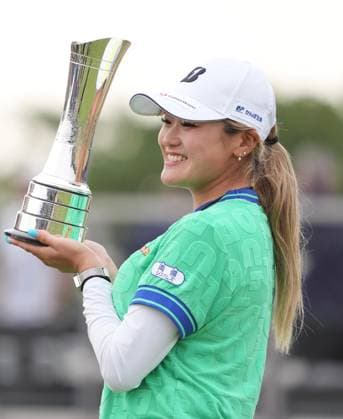 Golf: Women s British Open Shiho Kuwaki of Japan poses with the victor s trophy after winning the Women s British Open golf tournament on Aug. 2, 2026, at Royal Lytham &amp; St Annes Golf Club in Lytham St Annes, England.  A14AA0005624873P