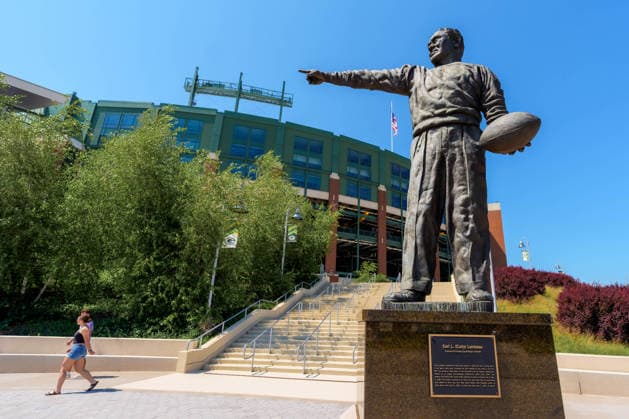 Green Bay Packers Training Camp 2026 The bronze statue of Earl L. Curly Lambeau stands on a pedestal outside of Lambeau Field in Ashwaubenon, Wisconsin, on August 2, 2026. Ashwaubenon Wisconsin United States  Copyright: xRossxHarriedx originalFilename:harried-greenbay260802_npVio.jpg
