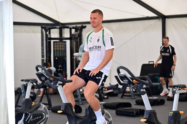 03.08.2026; Rottach-Egern; Fussball, Herren, Saison 2026 2027, Trainingslager Borussia Moenchengladbach Nico Elvedi (Gladbach) ist zurück bei der Gladbacher Mannschaft; hier trainiert er auf dem Rad DFL regulations prohibit any use of photographs as image sequences and or quasi-video. Stadion Am Birkenmoos Bayern Deutschland *** August 3, 2026 Rottach Egern Soccer, Men s, 2026–2027 season, Borussia Mönchengladbach training camp: Nico Elvedi is back with the Gladbach team; here he is training on a bike. DFL regulations prohibit any use of photographs as image sequences and or quasi-video. Am Birkenmoos Stadium, Bavaria, Germany