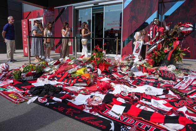 Tifosi in coda per rendere omaggio a Franco Baresi, presso la sede della societÃ Casa Milan, Milano (Italy) August 3, 2026 (Photo Claudio Furlan LaPresse) Fans queuing to pay their respects to Franco Baresi at the Casa Milan club headquarters, Milan (Italy), 3 August 2026 (Photo: Claudio Furlan LaPresse)  Copyright: xClaudioxFurlan LaPressex