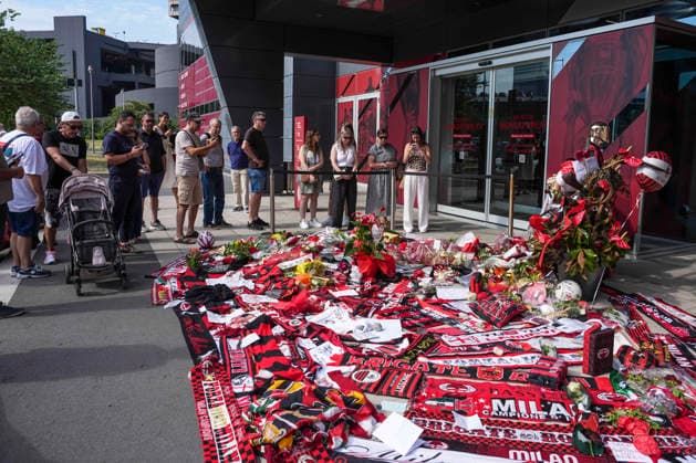Tifosi in coda per rendere omaggio a Franco Baresi, presso la sede della societÃ Casa Milan, Milano (Italy) August 3, 2026 (Photo Claudio Furlan LaPresse) Fans queuing to pay their respects to Franco Baresi at the Casa Milan club headquarters, Milan (Italy), 3 August 2026 (Photo: Claudio Furlan LaPresse)  Copyright: xClaudioxFurlan LaPressex